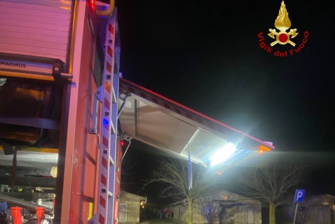 Incendio all’ex villaggio Tav a Novara