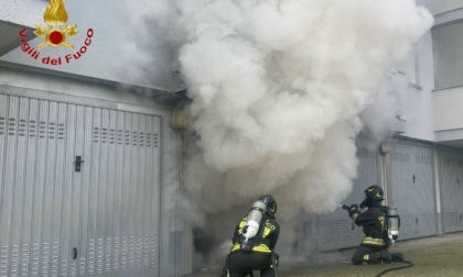 In fiamme un garage a Trecate con l’auto all’interno