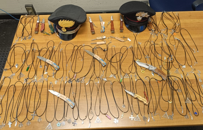 Ruba souvenir in un negozio di Orta: beccato