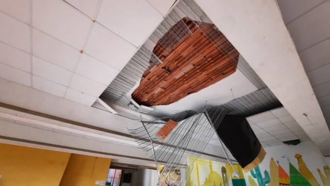 Lumellogno: cede il controsoffitto del porticato sotto la palestra