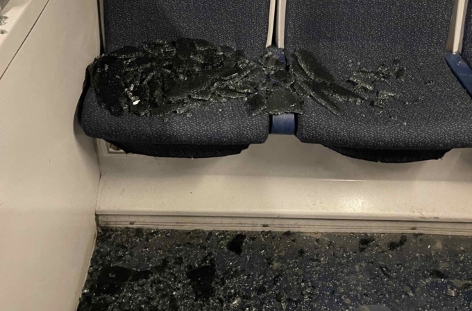 Assaltano e vandalizzano treni: ripercussioni sulle linee novaresi