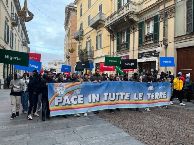 A Novara in 400 hanno iniziato l’anno marciando per la pace – Foto e Video