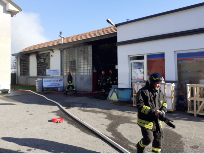 Incendio distrugge un magazzino a Borgomanero