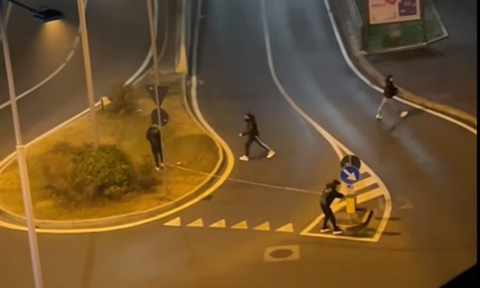 Legano un nastro ad altezza d’uomo per bloccare le auto – VIDEO