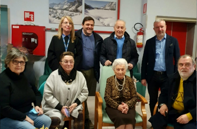 Oleggio: al Pariani festa per i 100 anni della “Queen” Filomena
