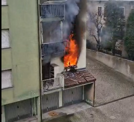 Palazzo in fiamme a Sant’Agabio: 7 evacuati – IL VIDEO