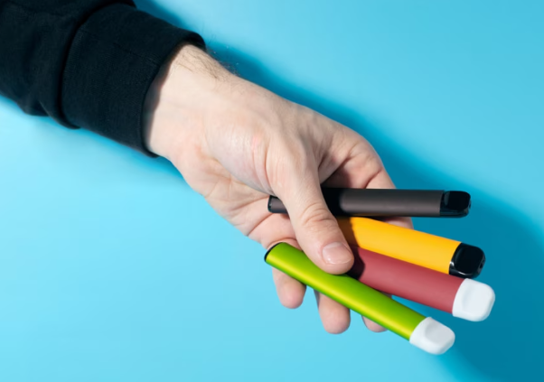 Codici: stop alle sigarette elettroniche usa e getta, sono una minaccia per la salute e l’ambiente