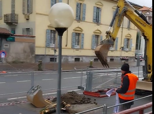 Oleggio, il candidato sindaco Grazioli contro il restyling di viale Mazzini: “Uno scempio”