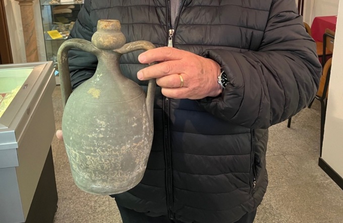 Cittadina aronese dona antica anfora al Museo