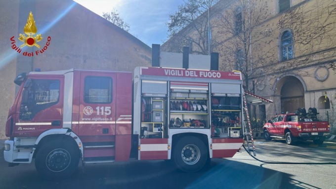 Incendio alla Caserma Passalacqua: sul posto pompieri e polizia locale