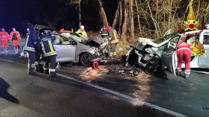 Incidente tra 2 auto sulla SS527 a Oleggio, 4 feriti