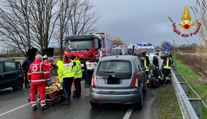 Incidente a Novara: 3 auto coinvolte, una ribaltata