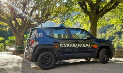 Picchia violentemente un vicino e distrugge l'auto dei carabinieri: arrestato