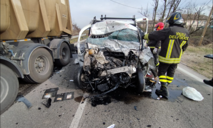 Muore a 57 anni schiantandosi contro un tir