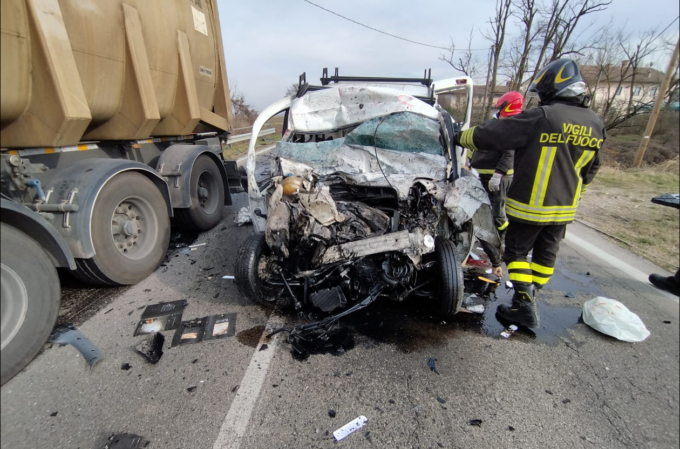 Muore a 57 anni schiantandosi contro un tir