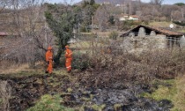 Principio di incendio a Comnago a ridosso delle case