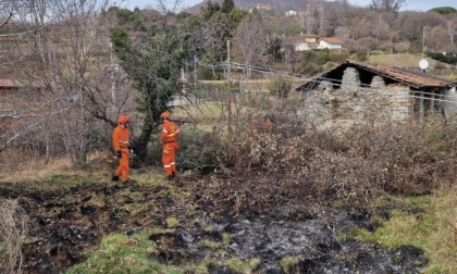 Principio di incendio a Comnago a ridosso delle case