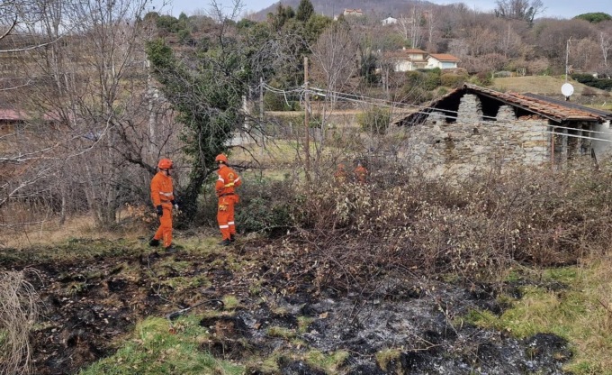 Principio di incendio a Comnago a ridosso delle case