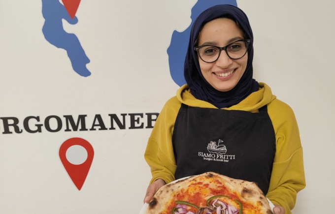 La cuoca porta il velo: “Non prendo cibo cucinato da te”