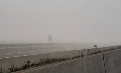 Nebbia sulla A26: cinque incidenti in 1 km, coinvolti 19 veicoli