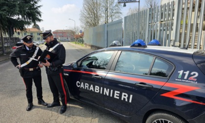 Aggredisce anziano in un parco e gli ruba il borsello: arrestato grazie alle telecamere