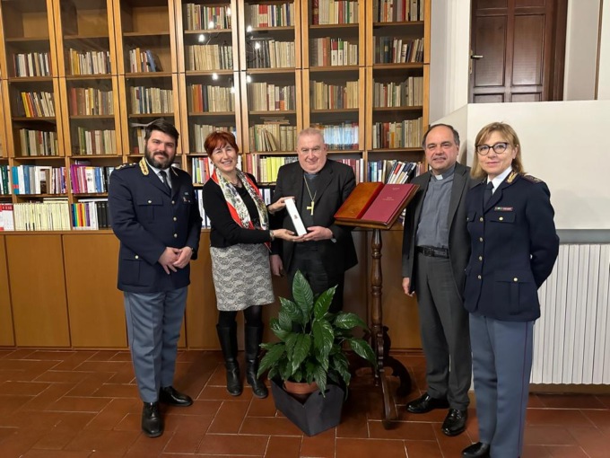 Consegnato dal Questore al Vescovo l’olio della Memoria del Giardino di Capaci