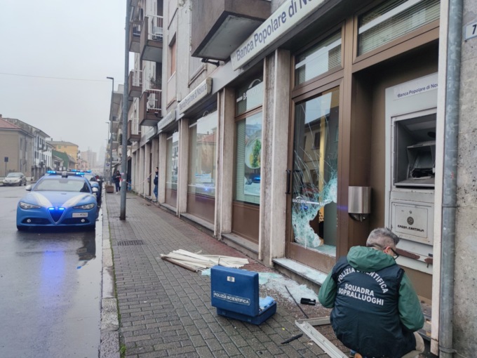 Fanno saltare il Bancomat di corso Risorgimento a Novara e si danno alla fuga