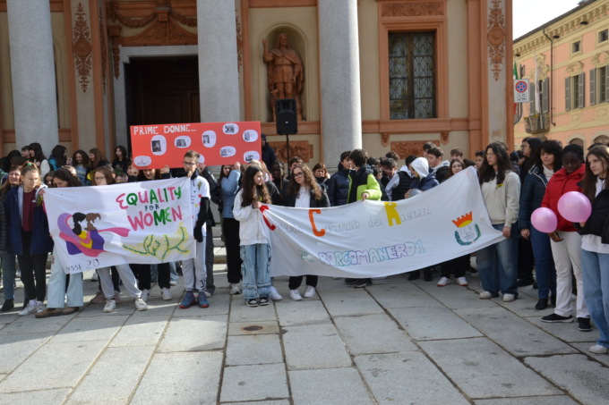 Parità di genere a Borgomanero più di 200 ragazzi delle medie in piazza per un flash mob
