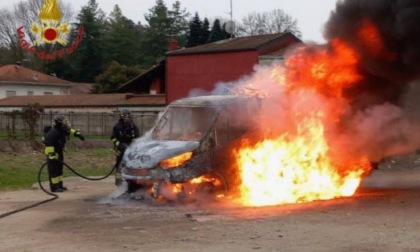 Camioncino dei rifiuti in fiamme a Borgo Ticino