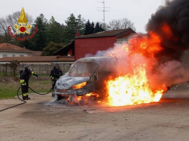 Camioncino dei rifiuti in fiamme a Borgo Ticino
