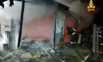 In fiamme un bar accanto a un distributore a Invorio