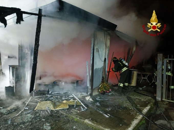 In fiamme un bar accanto a un distributore a Invorio