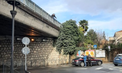 "Mi butto": tempestivo intervento dei carabinieri di Arona