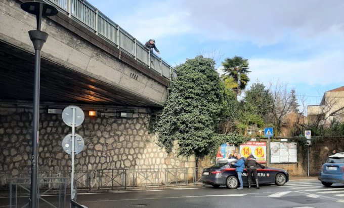 “Mi butto”: tempestivo intervento dei carabinieri di Arona
