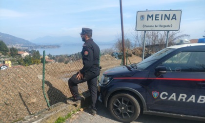 Frana in un cantiere a Meina, escavatore precipita per metri: i Forestali sequestrano l'area