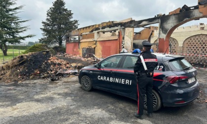 Cascina in fiamme: trovato il corpo di un uomo