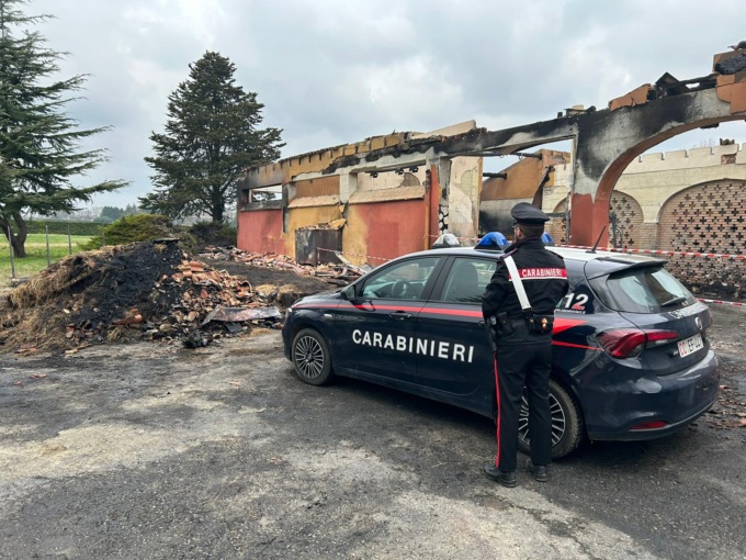 Cascina in fiamme: trovato il corpo di un uomo