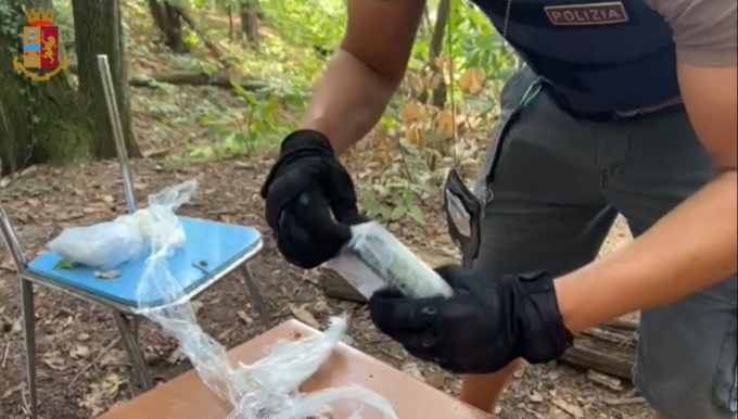 Torturato e ucciso per la droga nei boschi dell’Ovest Ticino: chiuse le indagini