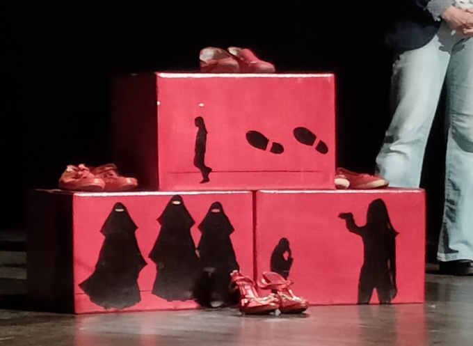 Liberazione e Speranza: le ‘Scarpe Rosse’ delle ‘Donne ferite a morte’