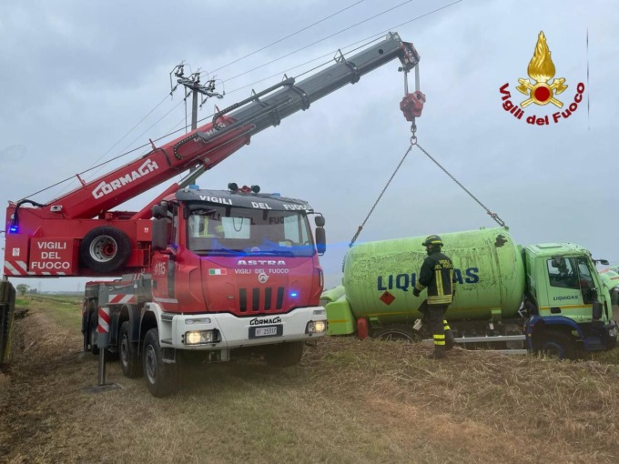 Cisterna Gpl ribaltata tra Trecate e Romentino: intervento dei vigili del fuoco