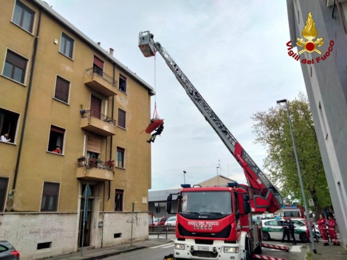 Infortunio in casa in via Beltrami: dalle scale non si passa, arriva l’autoscala dei pompieri
