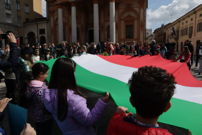 Borgomanero celebra il 25 Aprile e passa la palla ai giovani: “Ricordatevi di essere partigiani”