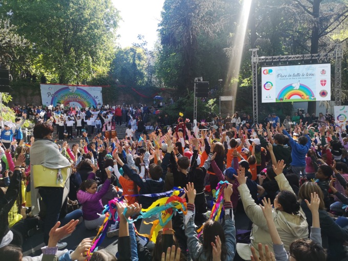 “Vogliamo la pace!”: a Novara risuona il grido di centinaia di bambini