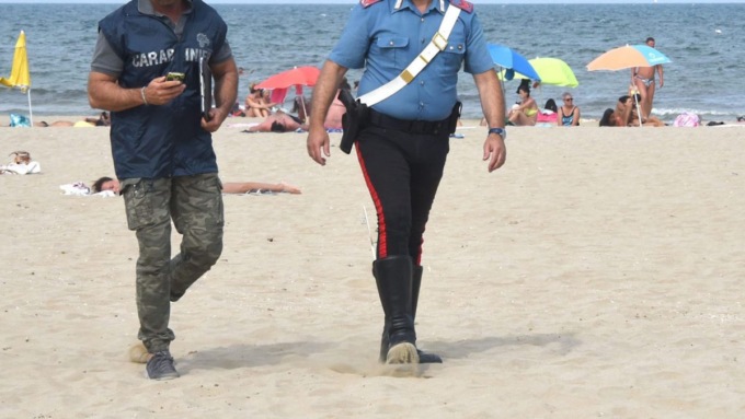 Atti osceni in spiaggia a Cannobio: molestatore mostra genitali e ruba costumi a 4 turiste
