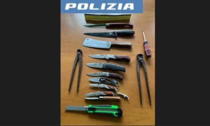 Sul furgone con 6 coltelli, 2 tenaglie, un cacciavite e una mannaia: denunciati