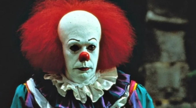 Si traveste da “It” e stalkera la vicina di casa: condannato