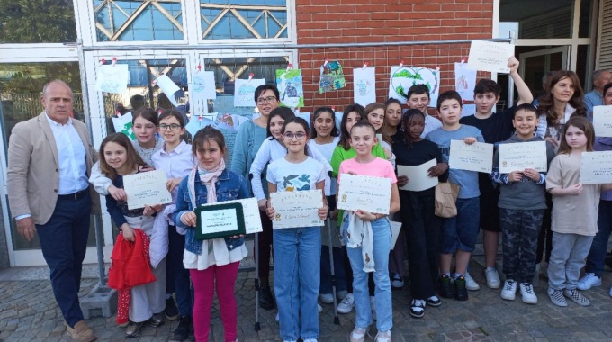 “Disegna la maglietta per la tua città”: la Pro Loco Arona premia i bimbi