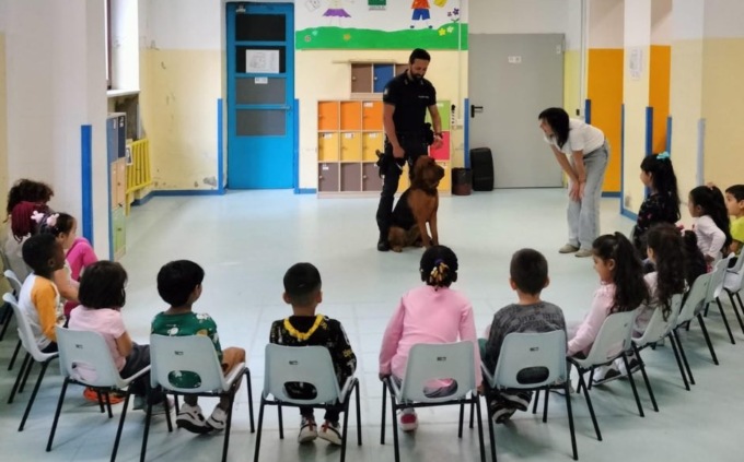 I bambini della scuola Garzoli di Trecate a lezione con i vigili