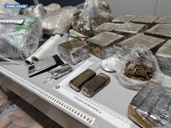 Spacciatore arrestato dalla polizia a Novara: aveva quasi 24 chili di droga
