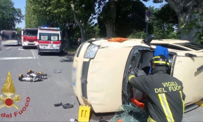 Incidente in viale Giulio Cesare a Novara: due auto tamponate e una ribaltata